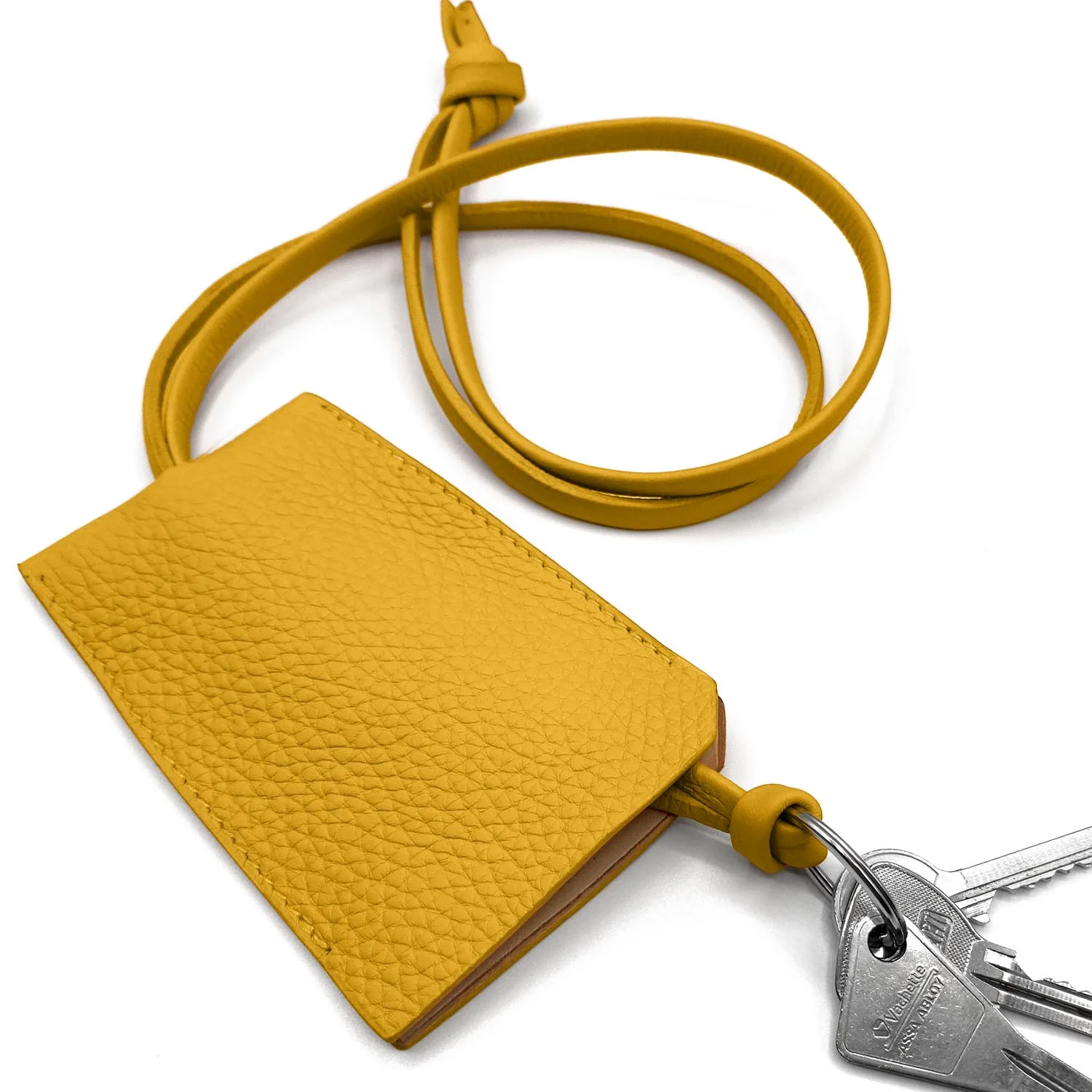 Porte-clés en cuir texturé jaune avec une longue sangle, tenant des clés argentées.