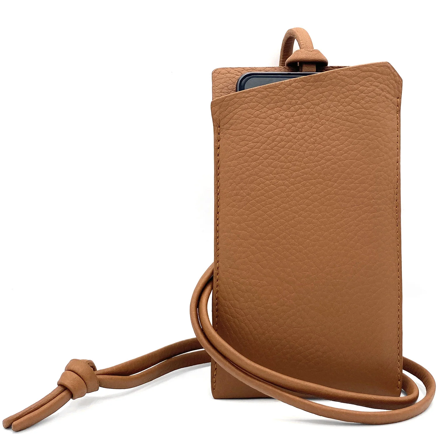 Pochette pour téléphone en cuir beige avec bandoulière. Un téléphone est partiellement visible à l'intérieur.