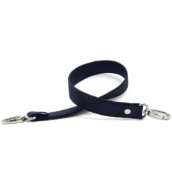 Un bracelet en cuir noir enroulé avec des fermoirs métalliques à chaque extrémité sur fond blanc.