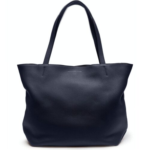Un sac fourre-tout en cuir noir avec deux poignées sur fond blanc.