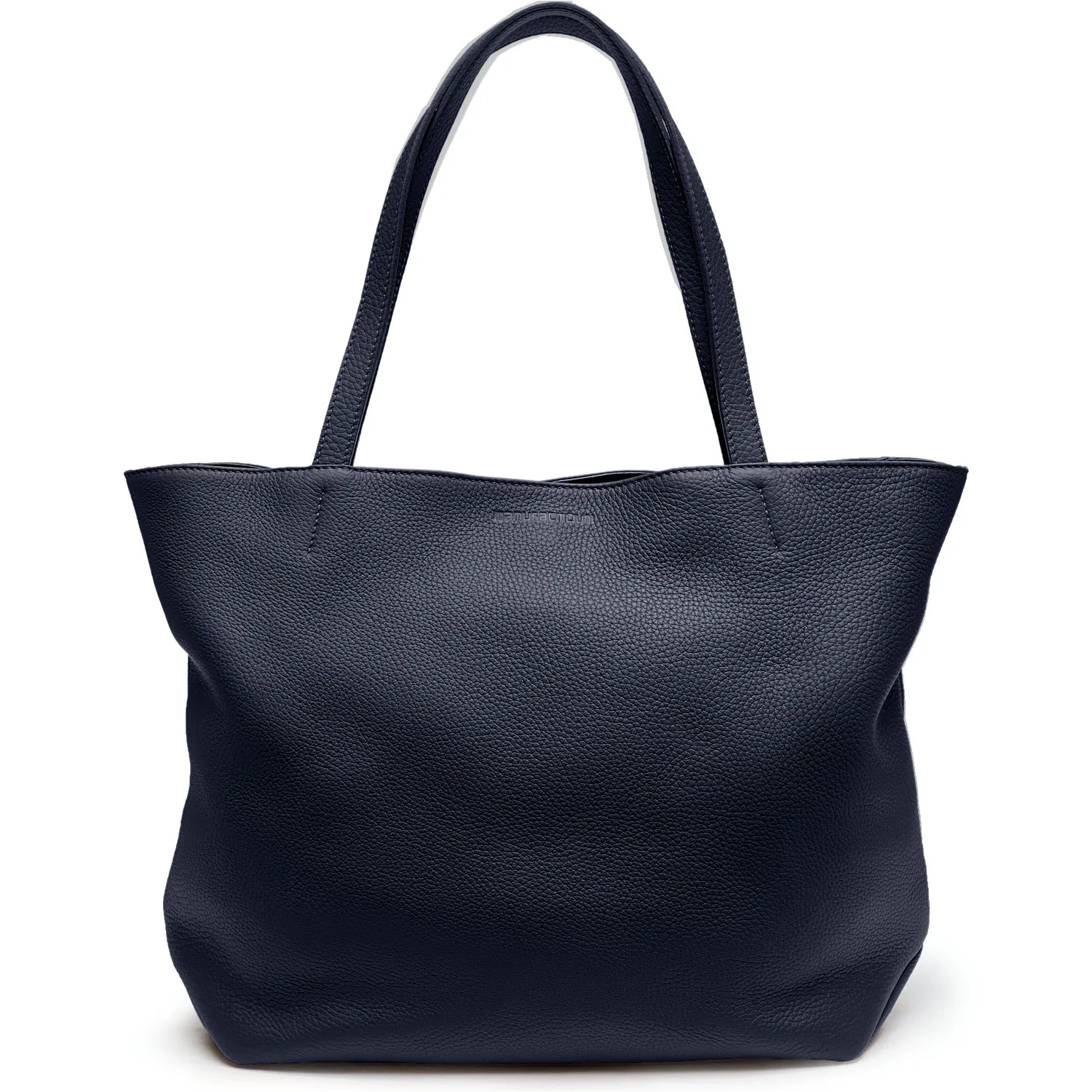 Un sac fourre-tout en cuir noir avec deux poignées sur fond blanc.
