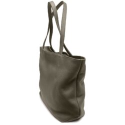 Un sac fourre-tout en cuir vert avec deux bandoulières, présenté sous un angle latéral sur un fond blanc.