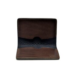 Portefeuille ouvert en cuir marron à plusieurs compartiments, présenté debout sur fond blanc.