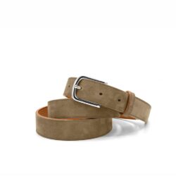 Une ceinture en daim beige avec une boucle argentée est enroulée devant un fond blanc.