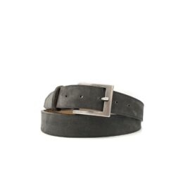 Une ceinture en cuir gris foncé enroulée avec une boucle rectangulaire argentée, comportant plusieurs trous de réglage.
