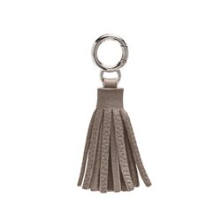Un porte-clés à pompon en cuir gris avec un anneau en métal argenté, présenté sur un fond blanc.