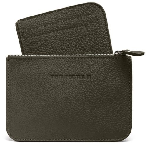 Une pochette zippée en cuir texturé marron foncé avec un porte-cartes assorti partiellement inséré à l'arrière, tous deux avec un marquage subtil en relief.