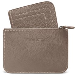Pochette en cuir texturé taupe avec fermeture à glissière, contenant un porte-cartes assorti partiellement visible, les deux présentant des coutures visibles et le mot manufactum embossé sur la pochette.