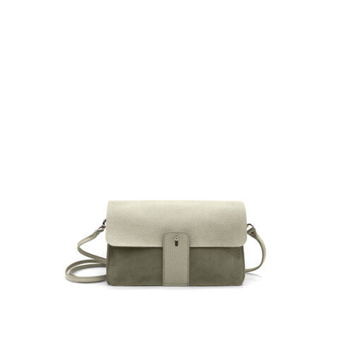Un petit sac à bandoulière rectangulaire doté d'une longue bandoulière, avec un rabat texturé beige clair et un corps lisse vert olive.