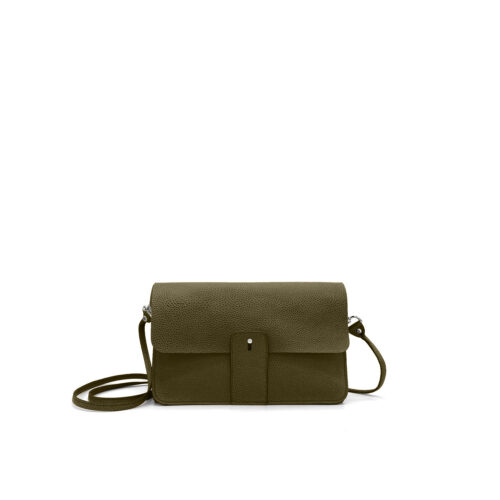 Sac à bandoulière en cuir vert olive, doté d'un rabat, d'un bouton-pression à l'avant et d'une bandoulière réglable, présenté sur fond blanc.