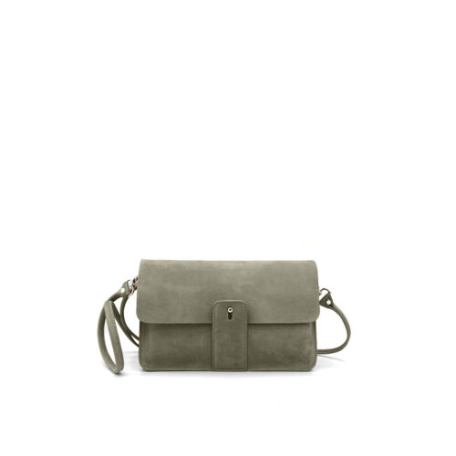 Sac à bandoulière en daim vert olive, doté d'une fermeture à rabat, d'une poche avant et d'une bandoulière réglable, présenté sur fond blanc.