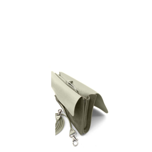 On voit, photographié en contre-plongée, un sac à main en cuir gris clair muni d'une fermeture à glissière, doté d'une bandoulière amovible avec des fermoirs métalliques, sur fond blanc.