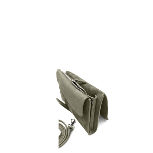 Sac à bandoulière en daim vert olive, avec rabat, fermeture à glissière argentée et bandoulière amovible, photographié en plongée sur fond blanc.
