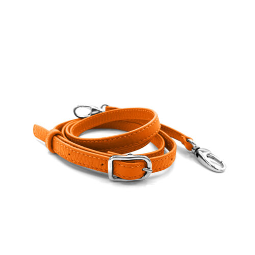Bandoulière en cuir orange torsadé, muni d'une boucle et d'un fermoir argentés, photographié sur fond blanc.