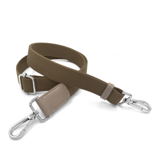 Sangle en tissu marron réglable, muni de mousquetonss métalliques argentés aux deux extrémités et d'une petite touche de cuir beige cousu blanc.