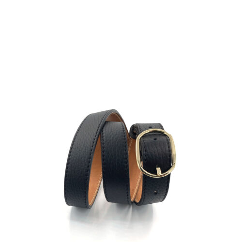 Ceinture en cuir grainé noir, dotée d'une boucle ovale dorée.
