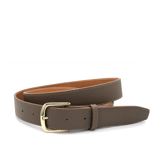 Ceinture en cuir grainé taupe avec une boucle dorée.