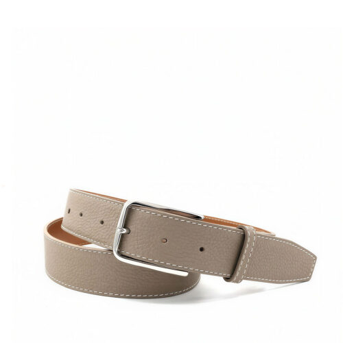 Ceinture en cuir grainé taupe avec des coutures blanches et une boucle rectangle argentée.