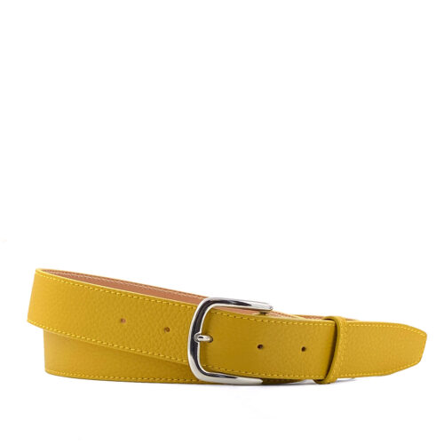 Une ceinture en cuir gariné jaune avec une boucle argentée.