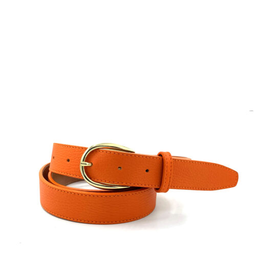 Ceinture orange en cuir grainé avec une boucle ovale couleur dorée.