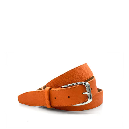 Ceinture en cuir grainé orange avec une boucle argentée.